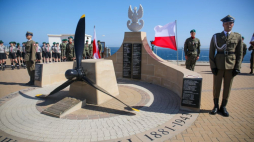 Gibraltar, 04.07.2023. Uroczyści przed pomnikiem poświęconym generałowi Władysławowi Sikorskiemu i pozostałym ofiarom katastrofy lotniczej w 1943 r. w rejonie zwanym Europa Point w Gibraltarze. Fot. PAP/A. Zawada 