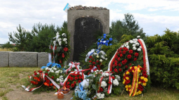  Kwiaty przy pomniku upamiętniającym Żydów zamordowanych 10 lipca 1941 w Jedwabnem. Fot. PAP/M. Zieliński