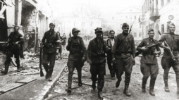 Walki o wyzwolenie Wilna. Patrol żołnierzy Armii Krajowej i sowieckich na ulicy Wielkiej. Źródło: Wikimedia Commons