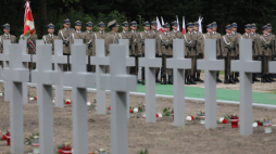Uroczystości na terenie cmentarza ofiar niemieckiego obozu przesiedleńczego i więzienia karno-śledczego z lat 1941-1945 w Forcie III Twierdzy Modlin w Pomiechówku. Fot. PAP/P. Supernak