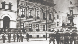 Rozstrzelanie Polaków po rozpoczęciu niemieckiej okupacji na Starym Rynku w Bydgoszczy, 9 września 1939. Źródło: Wikimedia Commons