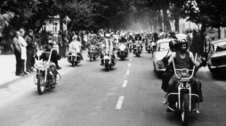 Wolsztyn, 11 08 1973. Parada podczas IV Zjazdu Harleya-Davidsona. Źródło: Archiwum prywatne Wojciecha Echilczuka