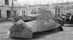 Warszawa, 1946 r. Muzeum Wojska Polskiego. Powstańczy samochód pancerny Kubuś zbudowany w sierpniu 1944 r.