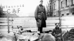 Kraków 11.1939. Niemieccy żołnierze pozują na obalonym pomniku Grunwaldzkim. Fot. PAP/CAF