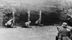 Publiczna egzekucja Polaków podczas okupacji niemieckiej. 1940 r. Fot. PAP/Reprodukcja