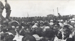 Białystok, 15–20 sierpnia 1943 r. Likwidacja getta. Żydowscy mężczyźni z podniesionymi rękami, obserwowani przez niemiecką jednostkę wojskową; autor zdj. nieznany. Źródło: Wikimedia Commons