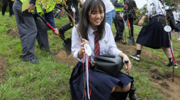 Japońscy licealistówści z Tsurugi podczas sadzenia 100 jabłoni na terenie PGE Narodowy w Warszawie. Fot. PAP/P. Supernak