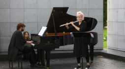 Flecistka Ania Karpowicz (P) i pianista Marek Bracha (L) podczas koncertu w przestrzeni Pomnika Umschlagplatz w Warszawie w ramach festiwalu WarszeMuzik 2021. Fot. PAP/R. Guz
