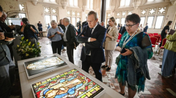 Minister kultury Piotr Gliński (C) po przekazaniu do zbiorów Muzeum Zamkowego w Malborku odzyskanych strat wojennych - dwóch witraży z dawnego wystroju kościoła Najświętszej Marii Panny na Zamku Wysokim w Malborku. 04.08.2023. Fot. PAP/M. Gadomski