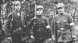 Grupa powstańców śląskich uzbrojonych w karabiny Mauser Gew98 z bagnetami (1919-1921). Fot. NAC