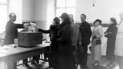 Mieszkańcy Krakowa podczas głosowania w wyborach do Sejmu. 1935 r. Fot. NAC