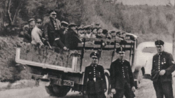 Polscy rolnicy z województwa krakowskiego transportowani na roboty przymusowe w Rzeszy, 1941. Źródło: www.pl.wikipedia.org