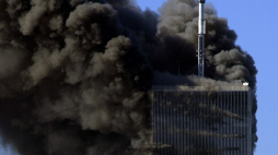 Płonące bliźniacze wieże WTC po uderzeniach samolotów. Źródło: www.pl.wikipedia.org