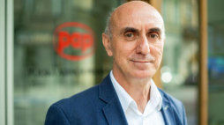 Warszawa, 31.08.2023. Historyk gospodarki prof. Mirosław Kłusek przed siedzibą Polskiej Agencji Prasowej w Warszawie. Fot. PAP/Kalbar