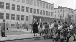 Otwarcie pierwszej w stolicy "Tysiąclatki" im. A. Frycza - Modrzewskiego, przy ul. Elektoralnej. Warszawa, 1960 r. Fot. PAP/CAF/Wdowiński
