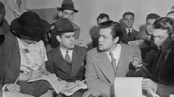 Orson Welles tłumaczy reporterom, że jego intencją nie było wywołanie paniki, 31 października 1938 r. Źródło: www.pl.wikipedia.org