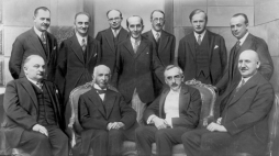 Aleksander Brückner - filolog, historyk literatury i kultury polskiej, profesor, członek Polskiej Akademii Umiejętności (siedzi, drugi z lewej); w  środku, pomiędzy fotelami, stoi Roman Knoll. Fot. NAC