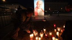 Czuwanie modlitewne na pl. Piłsudskiego w 12. rocznicę śmierci Jana Pawła II. Warszawa, 2017 r. Fot. PAP/B. Zborowski