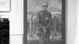 Obraz przedstawiający ojca Maksymiliana Kolbe w Auschwitz. Fot. PAP/CAF/L. Surowiec