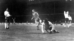 Grzegorz Lato (C) cieszy się po strzeleniu gola przez Domarskiego bramkarowi reprezentacji Anglii Shiltonowi (front, leży na murawie) w meczu-legendzie do mistrzostw świata 1974, rozegranym ma Wembley 17.10.1973 r. Fot. PAP/Archiwum