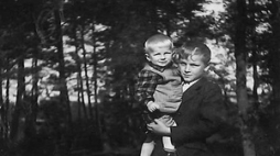 Rudolf Mojeścik (stojący) i jego młodszy brat Marian. Źródło: IPN/Fot. archiwum rodzinne
