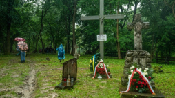 Teren cmentarza w nieistniejącej już wsi Puźniki na Ukrainie. Fot. PAP/W. Jargiło