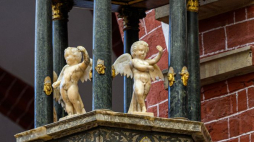 Trzy zabytkowe alabastrowe rzeźby z II poł. XVI w. autorstwa Friedricha Grossa ponownie zdobią baldachim ambony w kościele św. Marii Magdaleny we Wrocławiu. 09.11.2023. Fot. PAP/M. Kulczyński