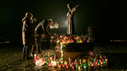 Płonące znicze przed pomnikiem ofiar Wielkiego Głodu w latach 1932–33. Kijów, 26.11.2022. Fot. PAP/V. Musiienko
