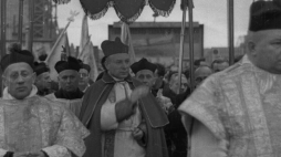Ingres prymasa Stefana Wyszyńskiego do katedry w Warszawie. 06.02.1949. Fot. PAP/CAF