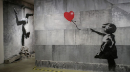 Kraków, 12.12.2023. Banksy Muzeum w Krakowie. Na wystawie można zobaczyć ponad 150 prac Banksy’ego. Fot. PAP/Art Service