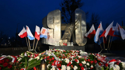 Uroczystości z okazji 53. rocznicy Grudnia '70 przed pomnikiem Ofiar Grudnia 1970 w Gdyni. Fot. PAP/A. Jackowski