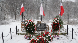 Uroczystość odsłonięcia obelisku upamiętniającego braci Deców – Grzegorzówka, 3 grudnia 2023. (fot. M. Bukała). Źródło: IPN