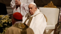 Papież Franciszek podczas pasterki w Wigilię w bazylice Świętego Piotra. Fot. PAP/EPA