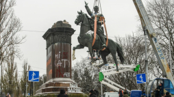 Demontaż pomnika Mykoły Szczorsa w Kijowie. Fot. PAP/V. Musiienko