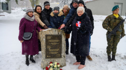 Członkowie rodzin Polaków pomagających Żydom podczas II wojny na odsłonięciu tablicy upamiętniającej Anielę Nizioł, w ramach programu „Zawołani po imieniu”, organizowanego przez Instytut Pileckiego w Łańcucie Aniela Nizioł została zamordowana za pomoc Żydom. Fot. PAP/P. Topolski