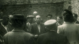Mieczysław Żurawski (w środku) z grupą włocławian w spalonym spichlerzu, 27 września 1946 r., Archiwum Instytutu Yad Vashem w Jerozolimie Źródło: Muzeum byłego niemieckiego Obozu Zagłady Kulmhof w Chełmnie