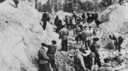 Ekshumacja zwłok polskich oficerów zamordowanych w Katyniu w 1940 r. Katyń, 04.1943 r. Fot. PAP/CAF
