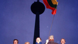 Litwini bronią wieży telewizyjnej w Wilnie. 13.01.1991. Fot. PAP/EPA