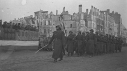 Warszawa, styczeń 1945 r. Pierwsza parada Wojska Polskiego w Warszawie w 1945. Fot. PAP/J. Baranowski