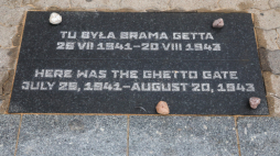 Tablica upamiętniająca bramę główną białostockiego getta na rogu ul. Malmeda i Lipowej. Fot.: PAP/Artur Reszko 