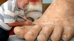 Prace przy kopii posągu Konstantyna w 2007 r. Fot. PAP/EPA/ Harald Tittel