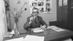 Rzecznik prasowy MKZ Lech Bądkowski. 1980 r. Fot. PAP/B. Różyc