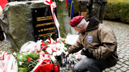 Obchody 82. rocznicy pierwszego zrzutu Cichociemnych przed pomnikiem Cichociemnych przy Urzędzie Gminy w Dębowcu. 17.02.2023.  Fot. PAP/Z. Meissner