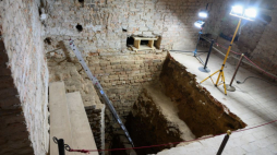 Odkryte mury dawnej kuchni królewskiej zaprezentowane podczas konferencji prasowej poświęconej stanowi badań archeologicznych na Wzgórzu Przemysła. Poznań, 02.02.2024. Fot. PAP/J. Kaczmarczyk