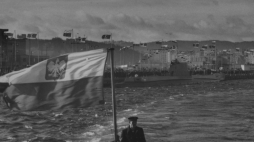 Powitanie okrętu podwodnego ORP "Orzeł" w porcie w Gdyni: ORP "Orzeł" przepływa obok nadbrzeża, przy którym witają go wiwatujące tłumy. Źródło: NAC