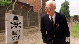 Stanisław Ryniak podczas uroczystości w 61. rocznicę przybycia pierwszego transportu więźniów do obozu w czerwcu 2001 r. Fot. PAP/ J. Bednarczyk 