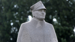 Pomnik generała Stefana Roweckiego pierwszego komendanta głównego Armii Krajowej. Fot. PAP/G. Jakubowski 