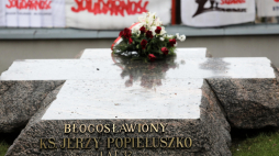 Kwiaty na grobie księdza Jerzego Popiełuszki przed kościołem pw. św. Stanisława Kostki. Fot.PAP/T. Gzell
