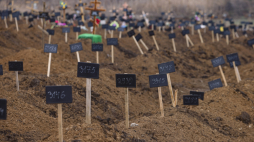 Grudzień 2022 r. Oznaczone numerami groby niezidentyfikowanych ofiar cywilnych bitwy o Mariupol. Fot. PAP/EPA/S. Ilnitsky