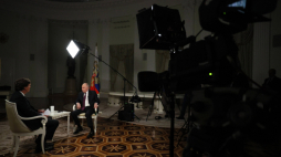 Władimir Putin w rozmowie z Tuckerem Carlsonem na Kremlu. PAP/EPA/Fot. G. Grigov